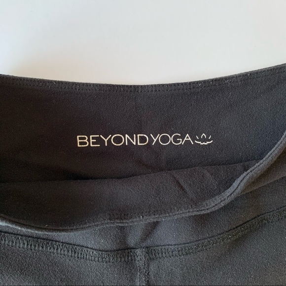 ♡ Beyond Yoga Capri Leggings - Picture 3 of 6